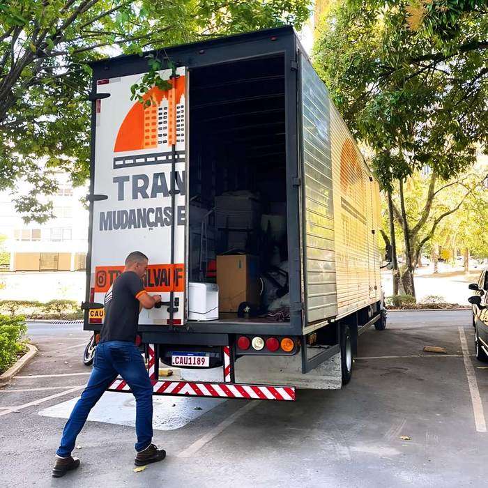 Equipe descarregando — Mudança Residencial